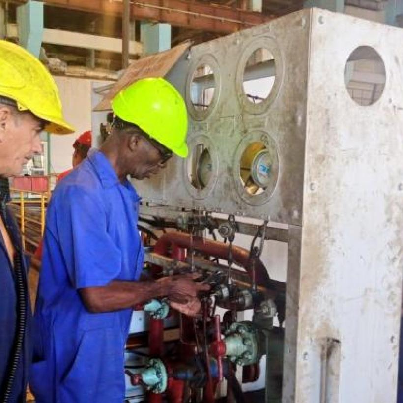 Arbeiders aan het werk in de energiecentrale Central Termoeléctrica Antonio Maceo in Santiago de Cuba.
