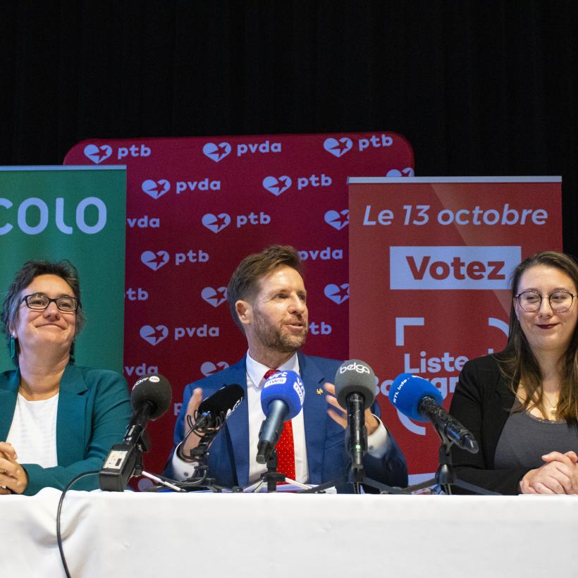 Nicolas Martin (Liste du Bourgmestre - PS), Céline De Bruyn (PTB) et Charlotte De Jaer (Ecolo) lors de la conférence de presse sur la nouvelle majorité à Mons