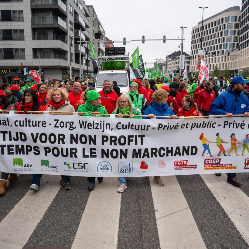 Tête du cortège de la manifestation en front commun du secteur non-marchand à Bruxelles.