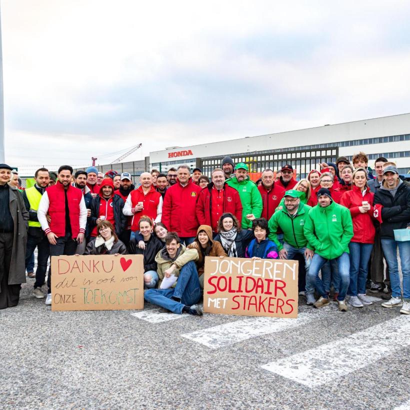 Beeld van het piket aan Honda in Gent, met militanten van ABVV en ACV, en een ruime solidariteitsdelegatie van de PVDA