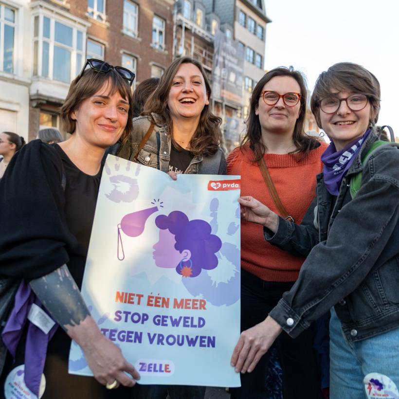 Groepje vrouwen van de PVDA en haar vrouwenbeweging Zelle tijdens een manifestatie in Leuven, met de boodschap “Niet één meer. Stop geweld tegen vrouwen”