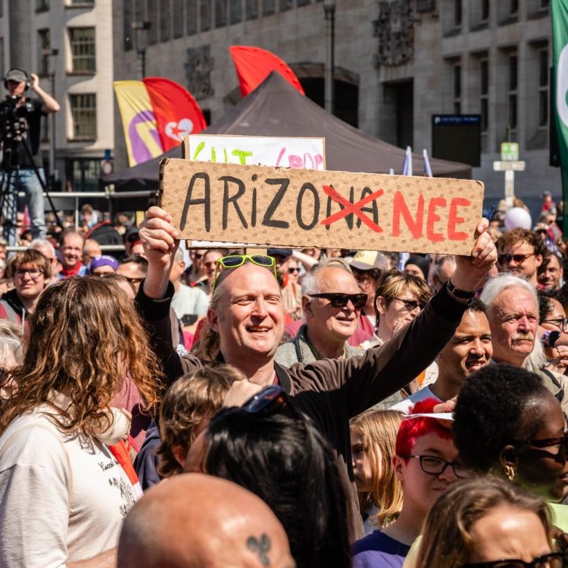 Betoging tegen Arizona-regering. Een man houdt een bord vast met daarop “Arizon-nee”