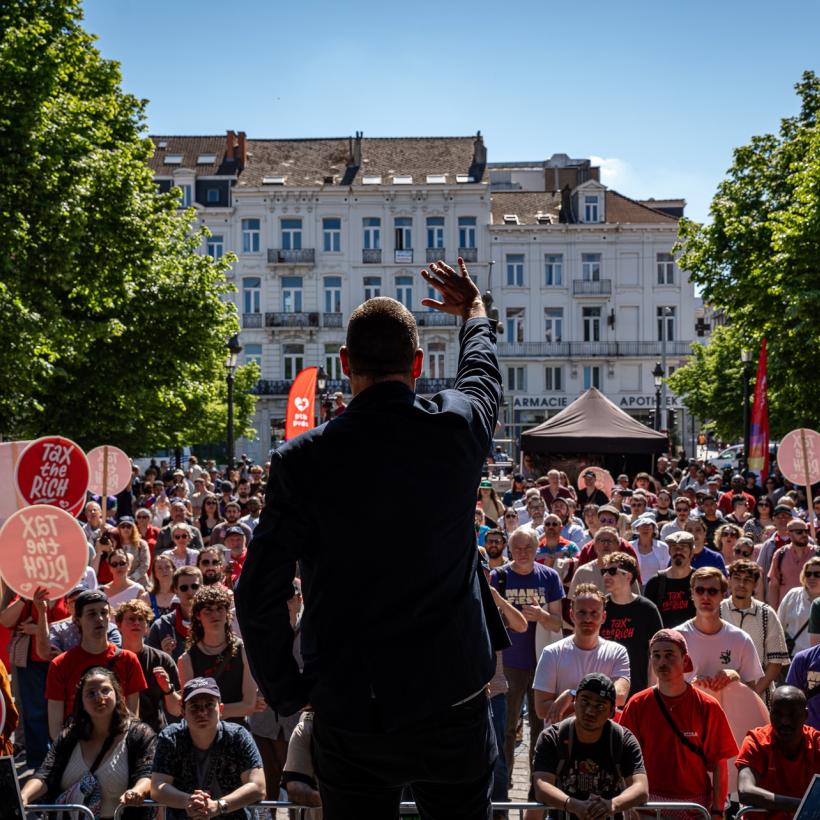 Raoul Hedebouw op het podium tijdens zijn toespraak op 1 mei in Brussel