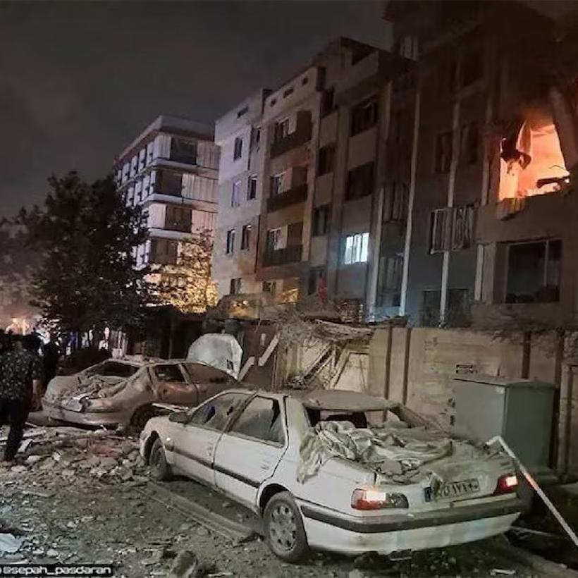 foto van een gebombardeerde straat in Iran.