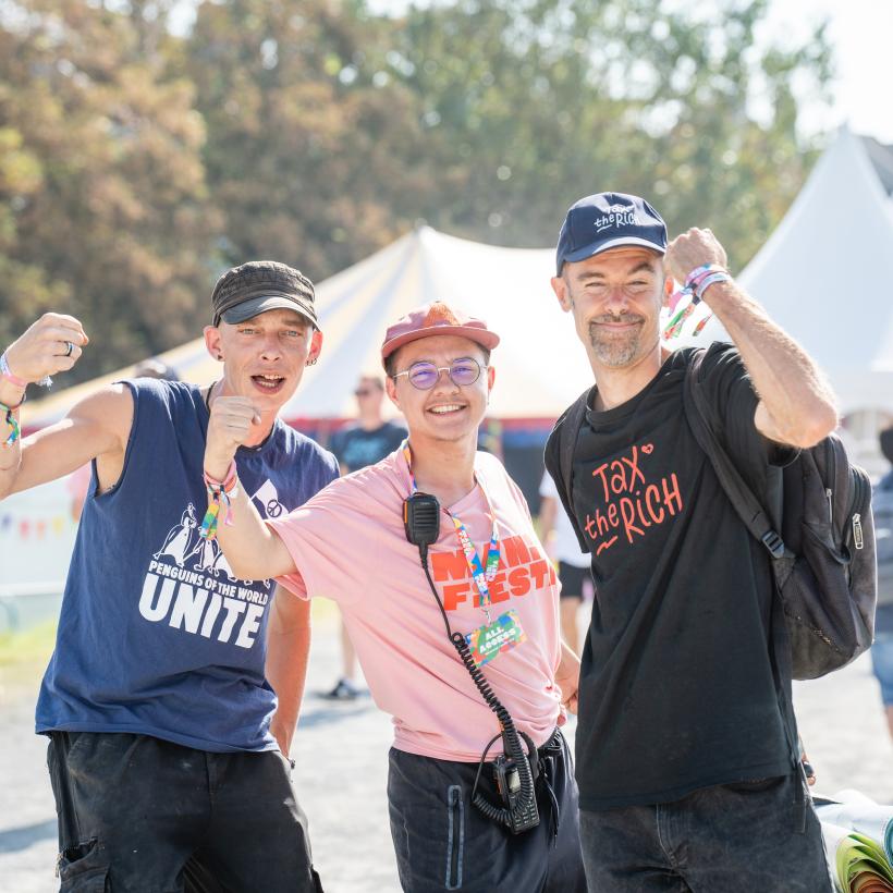 Trois personnes posent avec le poing levé au festival ManiFiesta