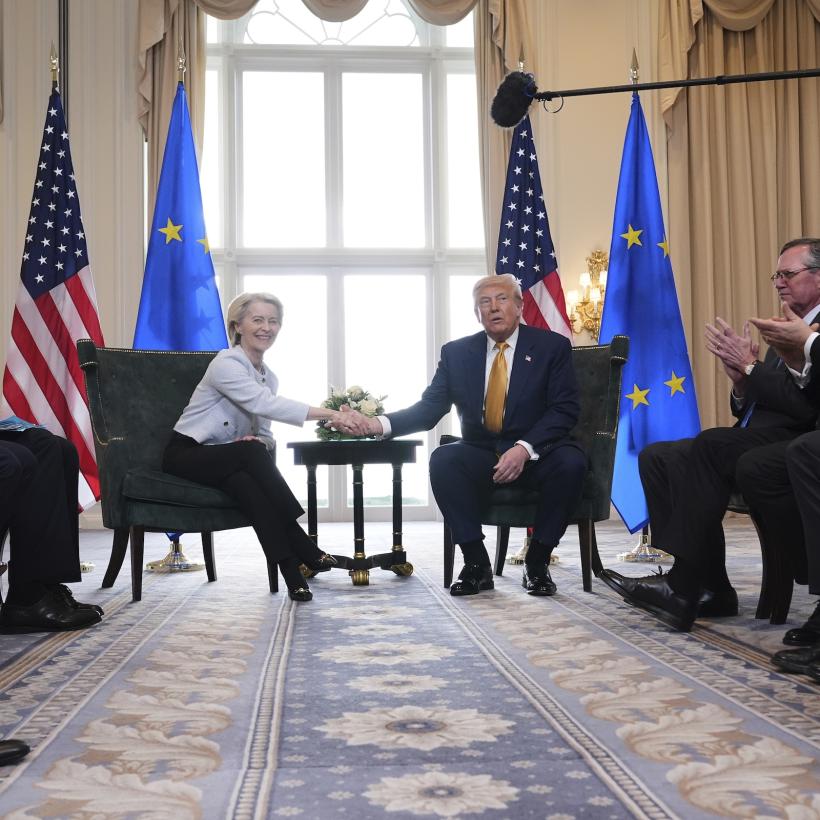 Ursula Von der Leyen en Donald Trump schudden elkaar de hand