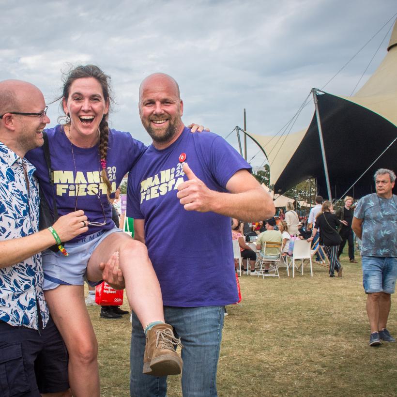 Des membres du PTB s'amusent à ManiFiesta.