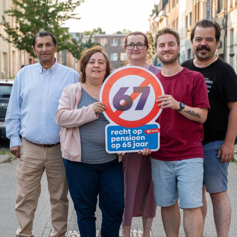 Een groep leden van de PVDA houdt een bord omhoog met daarop het doorstreepte cijfer 67.