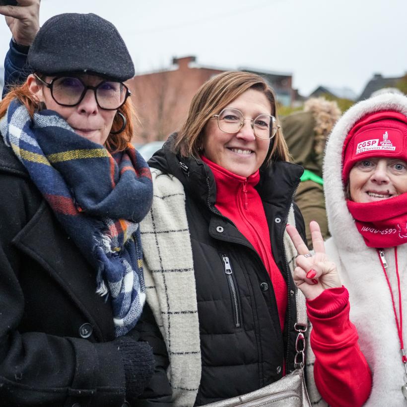 Drie vrouwen aan een piket tijdens de algemene staking van 26 november 2025