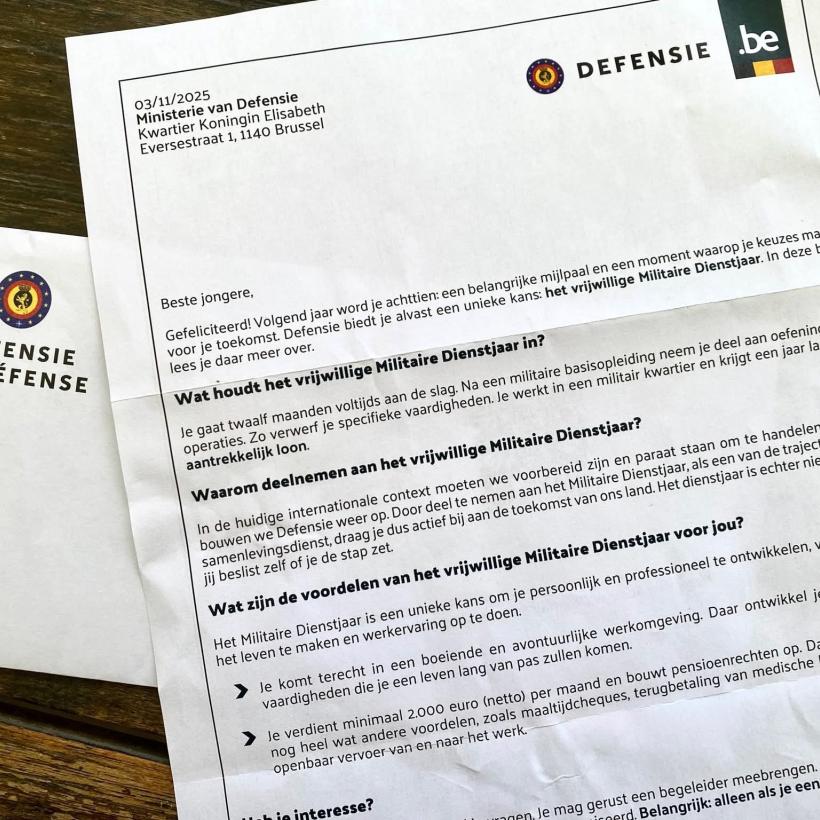 Photo de la lettre envoyée par Theo Francken aux jeunes de 17 ans. le logo de la Défense apparaît dessus.