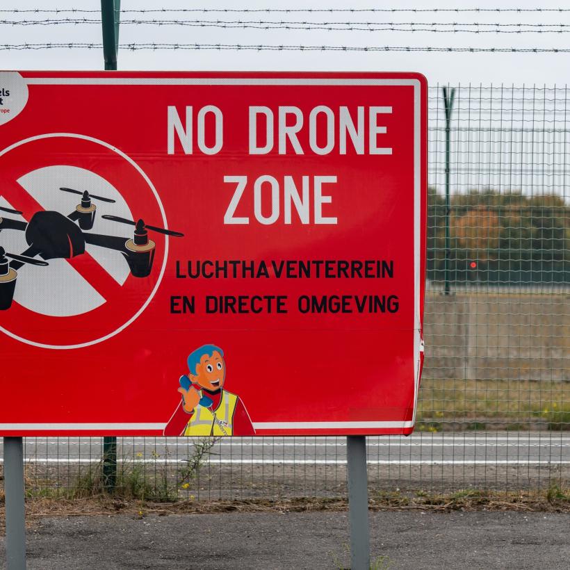 Panneau indiquent la zone d'interdiction de vol de drones à l'aéroport de Bruxelles