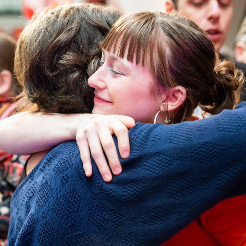 Twee vrouwen die elkaar knuffelen