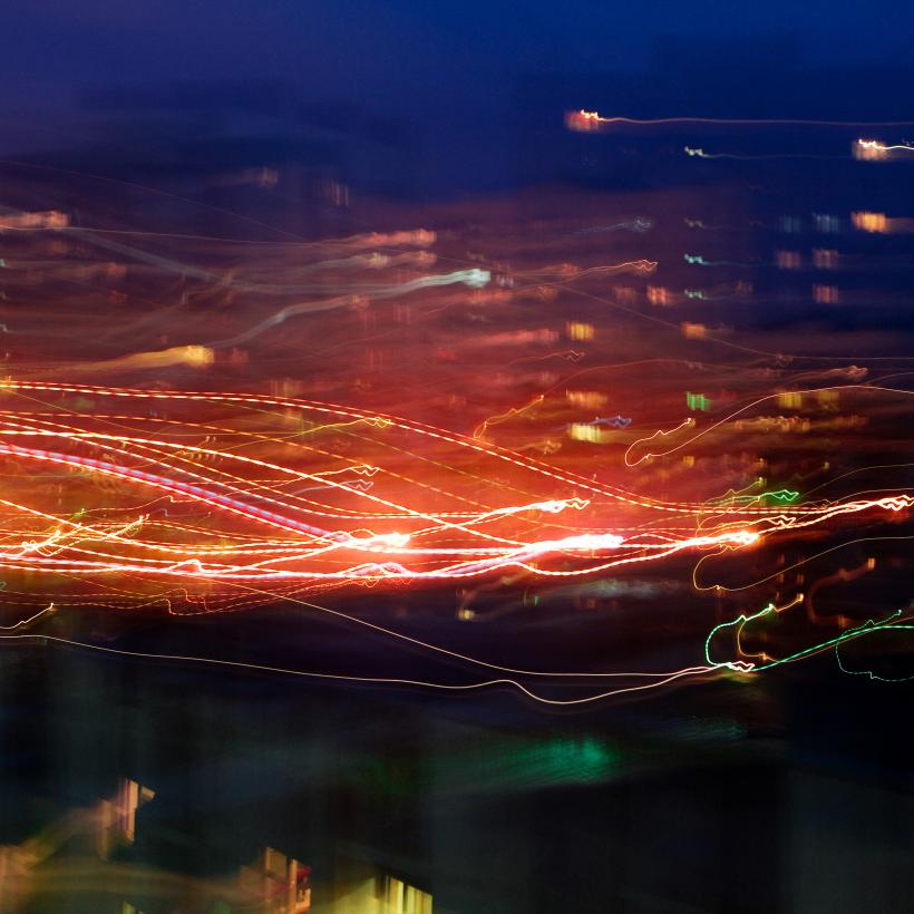 Un ciel nocturne avec des étincelles