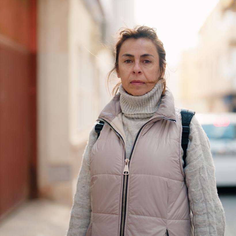 Een vrouw op straat.