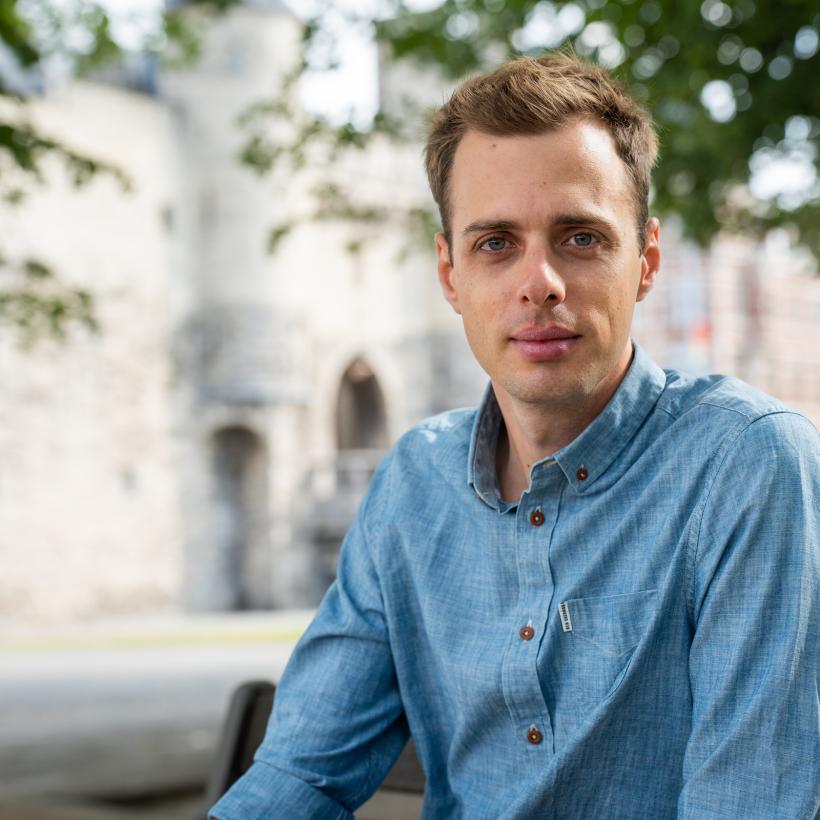 Jos D’Haese, zittend op een bankje