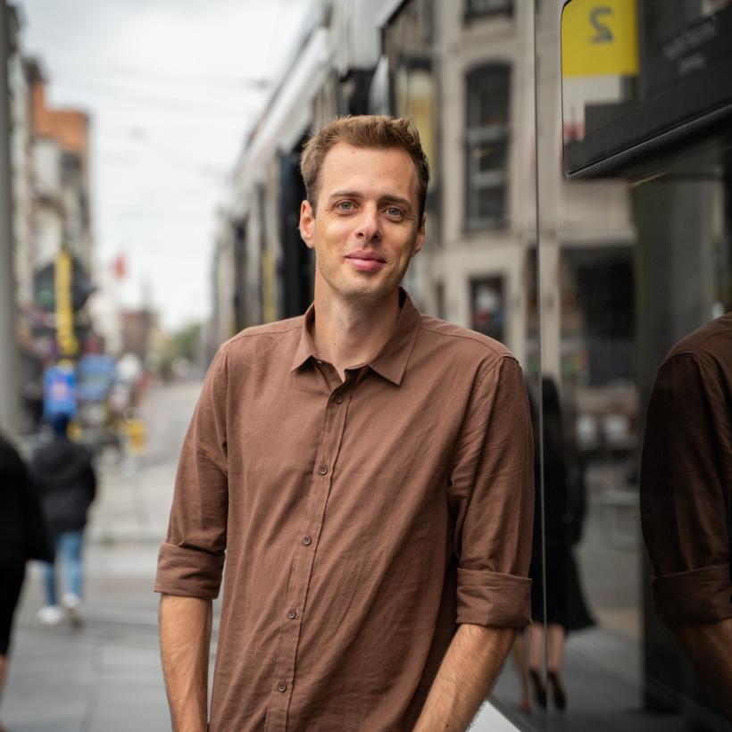 Jos D’Haese aan een halte van De Lijn