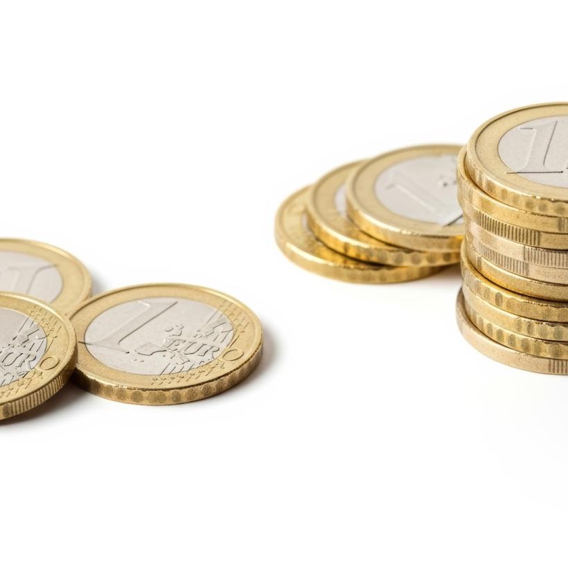 Euro-muntstukken naast elkaar gestapeld