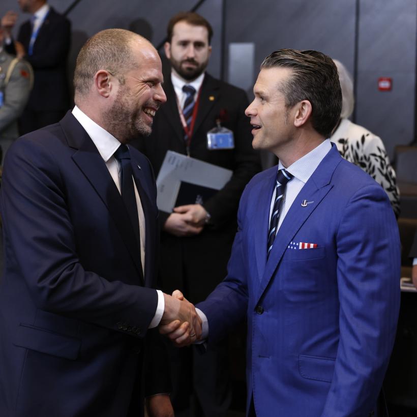 Theo Francken schudt de hand van zijn ambtsgenoot, de Amerikaanse minister van Oorlog Pete Hegseth