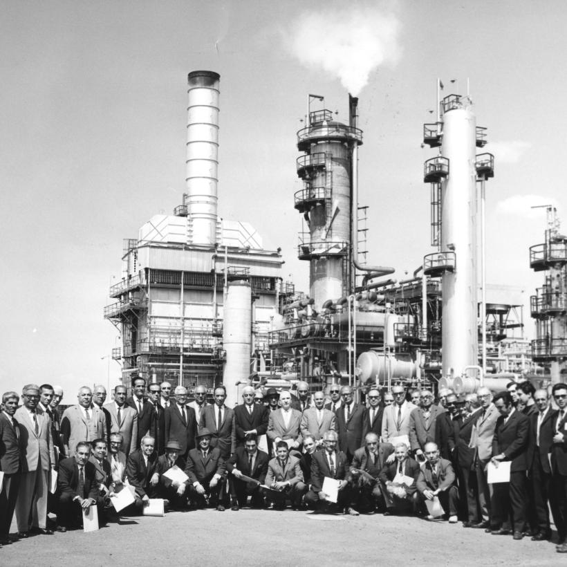 Een raffinaderij van de Anglo-Iranian Oil Company in de jaren 1950.