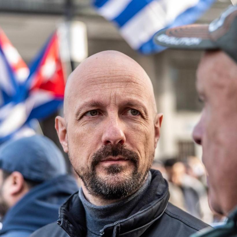 Marc Botenga tijdens een actie voor solidariteit met Cuba