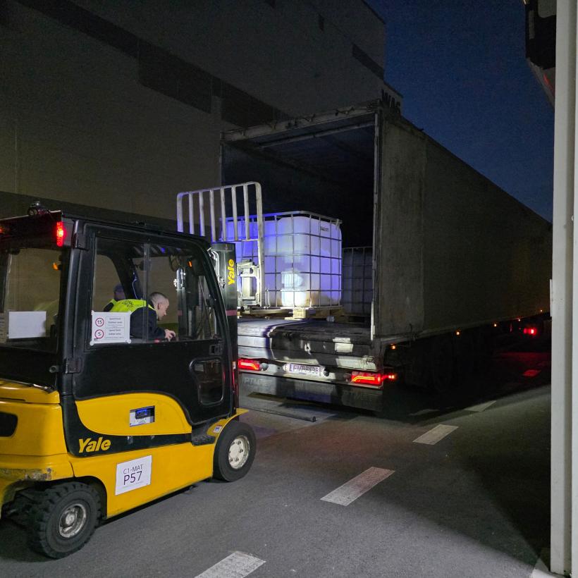 Un travailleur de nuit dans la logistique.