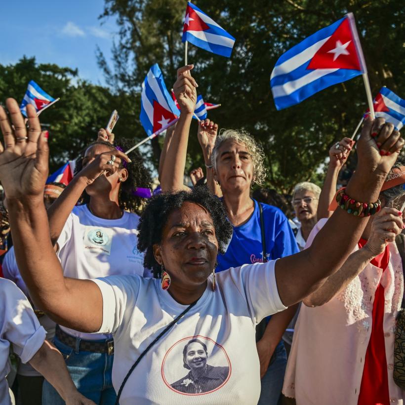 Vrouwen met Cubaanse vlaggen nemen deel aan een betoging tegen de blokkade die de Verenigde Staten het eiland opleggen, in Havana op 7 april 2026.