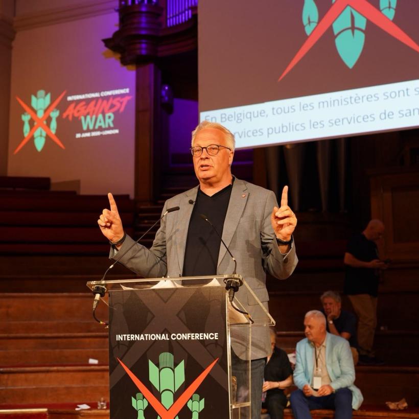 Peter Mertens houdt een toespraak op de vredesconferentie in Londen