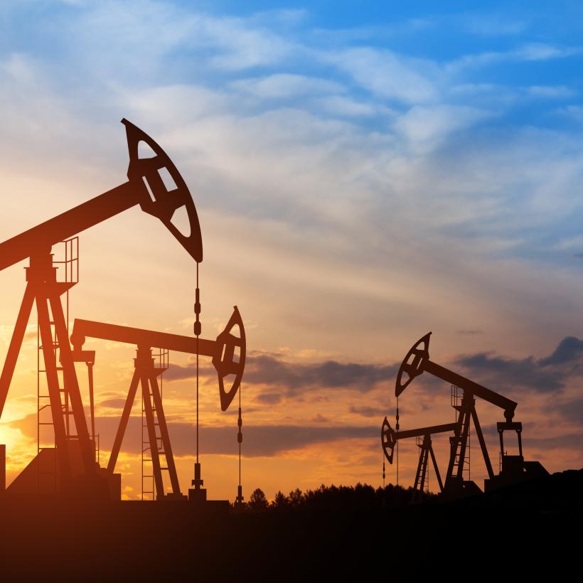 Des installations de forage pétrolier dans un champ pétrolifère en plein désert.