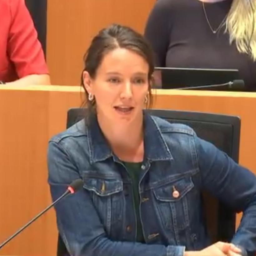 Natalie Eggermont tijdens haar tussenkomst in de Commissie