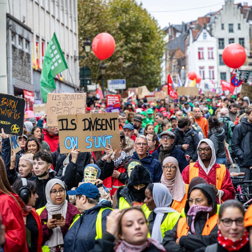 50 000 personnes manifestent à Bruxelles à l'appel des syndicats.