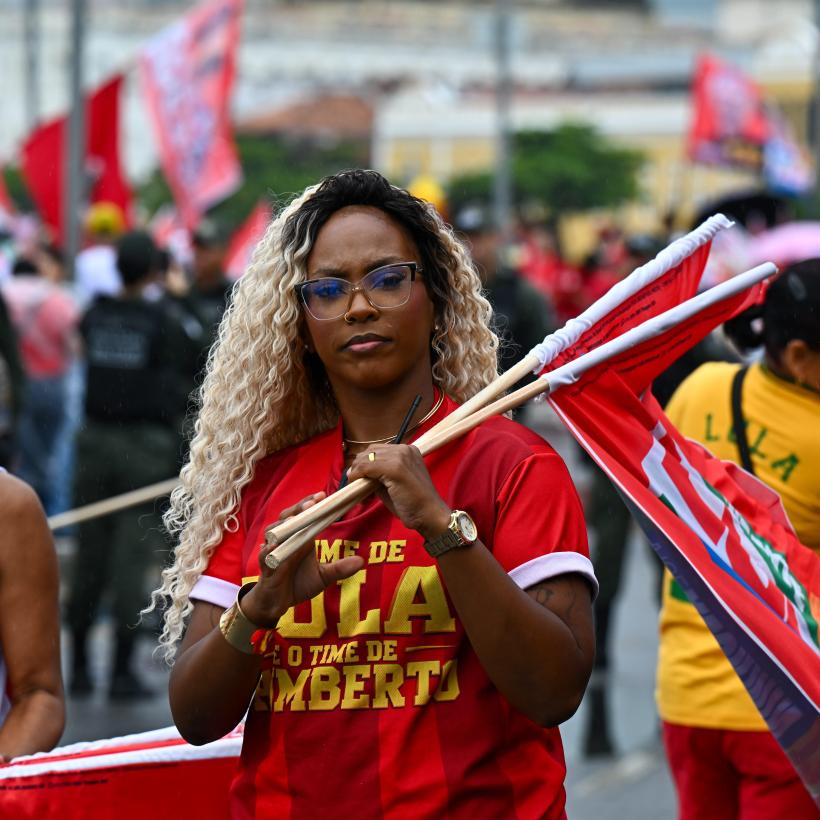 Une femme portant un t-shirt "Lula" lors de la campagne électorale 2026 au Brésil