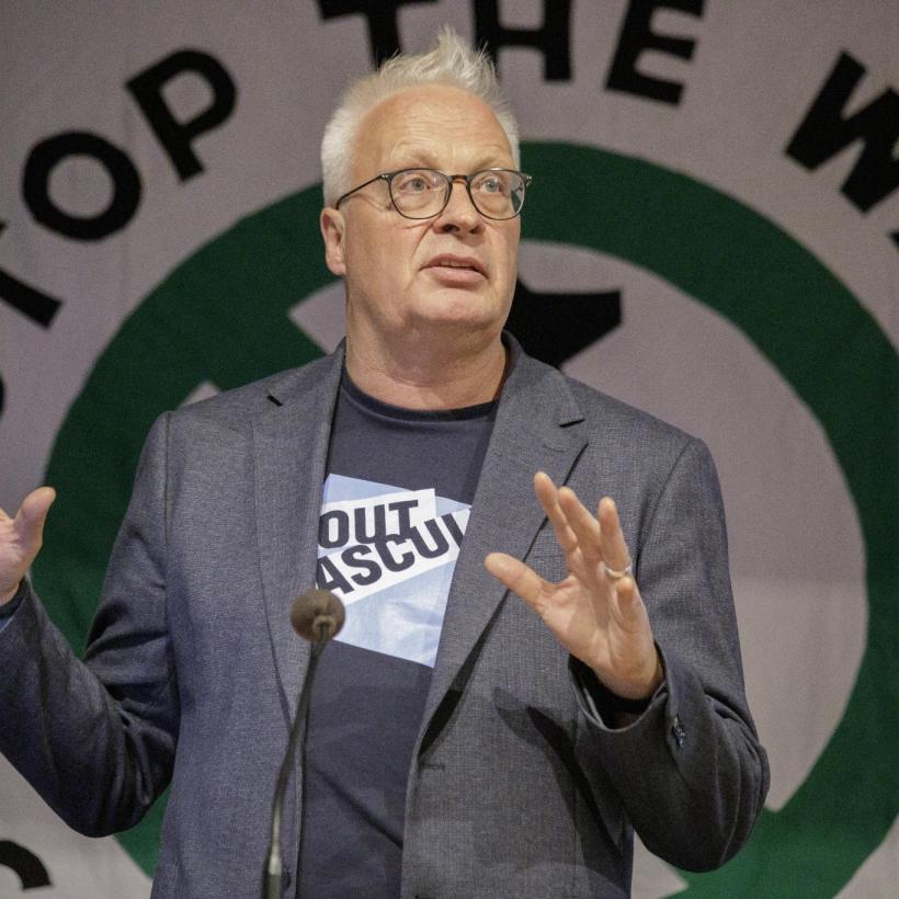 Peter Mertens tijdens zijn toespraak op de Welfare, Not Warfare rally in Londen, vrijdag 23 oktober 2026