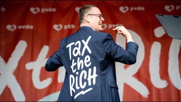 Raoul Hedebouw toont zijn 'tax the rich'-vest tijdens zijn 1 mei-toespraak 