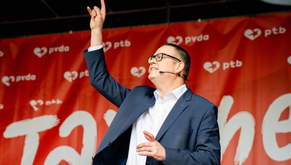 Raoul Hedebouw sur la scène du PTB le 1er Mai