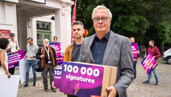 Peter Mertens overhandigt 100.000 handtekeningen aan premier De Croo.