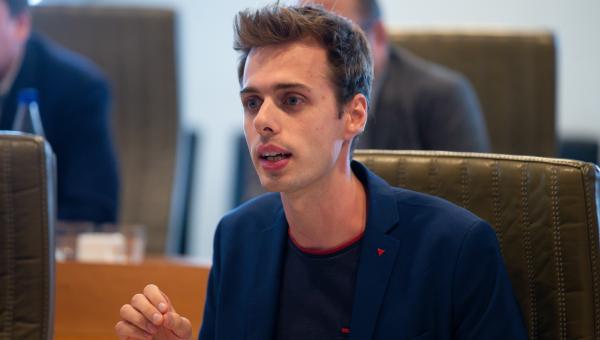 Jos D'Haese komt tussen in het Vlaams Parlement.