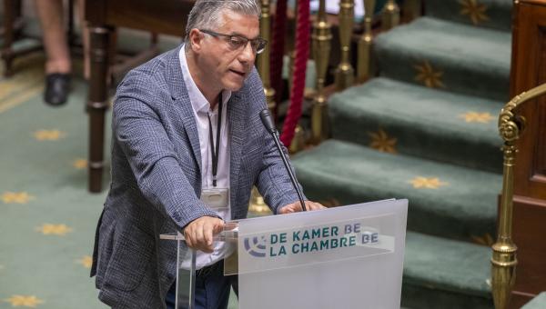 Roberto d'Amico intervient au parlement fédéral.