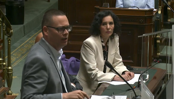 Raoul Hedebouw (PVDA) komt in het parlement tussen over het ontslag van minister van Buitenlandse Zaken Hadja Lahbib (MR).