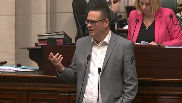 Raoul Hedebouw op het spreekgestoelte in het parlement