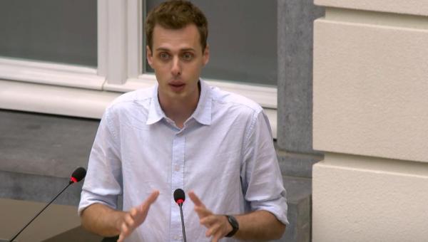 PVDA-volksvertegenwoordiger Jos D'Haese in het Vlaams Parlement. 