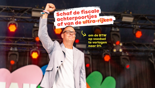 Raoul Hedebouw steekt de vuist in de lucht op het podium van ManiFiesta
