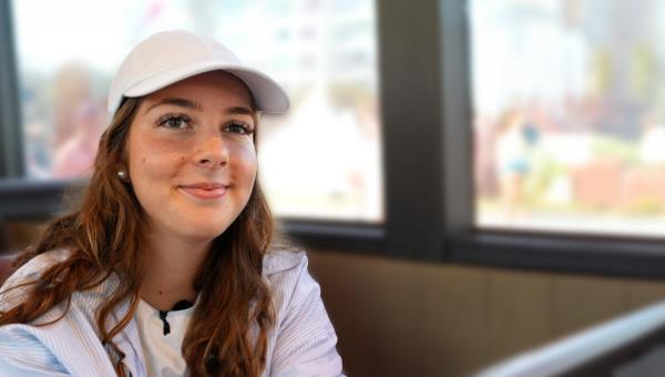 Jonge vrouw neemt deel aan de Grote Bevraging