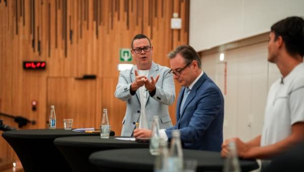 Raoul Hedebouw tijdens het openingscollege Politicologie aan de UGent