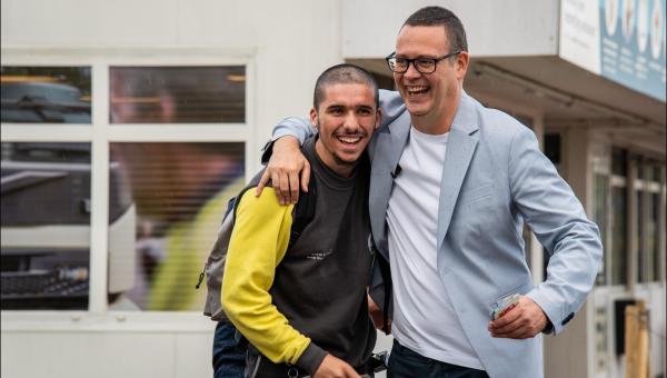 Raoul Hedebouw en een arbeider van Volvo Trucks in een omhelzing