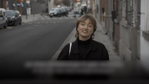 Lotte, lid van de PVDA West-Vlaanderen, op straat.