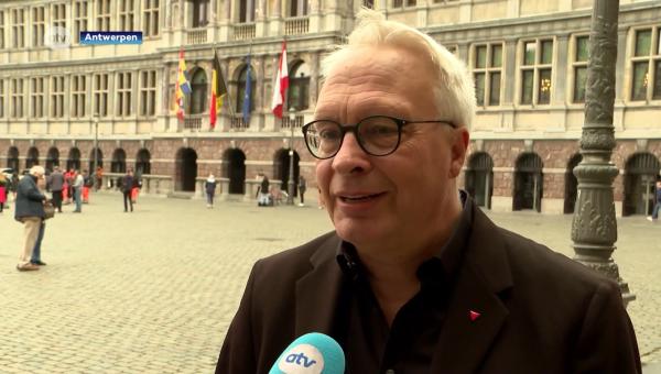 Peter Mertens voor de microfoon van ATV