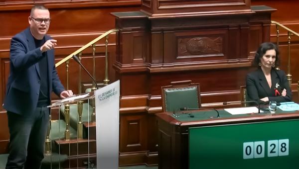 Raoul Hedebouw au parlement la ministre des Affaires étrangères à côté de lui