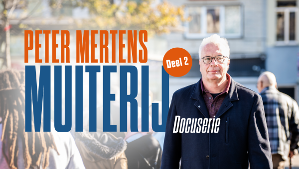 Peter Mertens loopt door Berlijn. Tekst op de foto: Muiterij Deel 2, docuserie. 