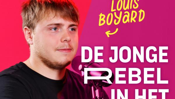 Louis Boyard zit neer, voor hem staat een microfoon. Op de foto staat de tekst: Louis Boyard, de jonge rebel in het parlement. 