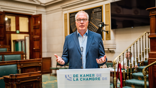 Peter Mertens spreekt in de Kamer.